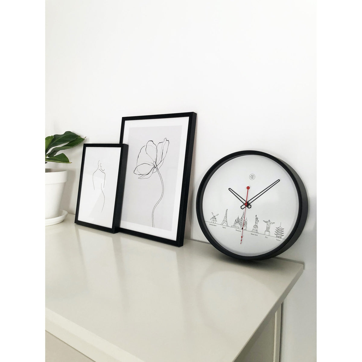 nXt- Wall clock - Ø 30 cm - Plastic - Black / White - &#39;Worldtour&#39;